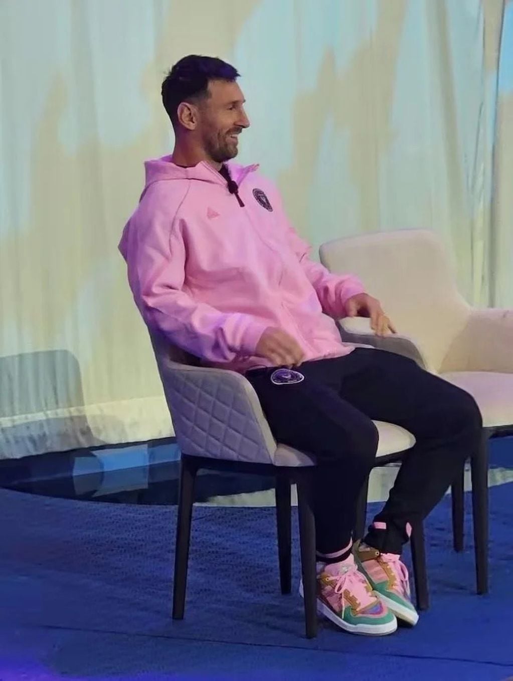 Lionel Messi estuvo en una entrevista y su zapatilla se llevó toda la atención
