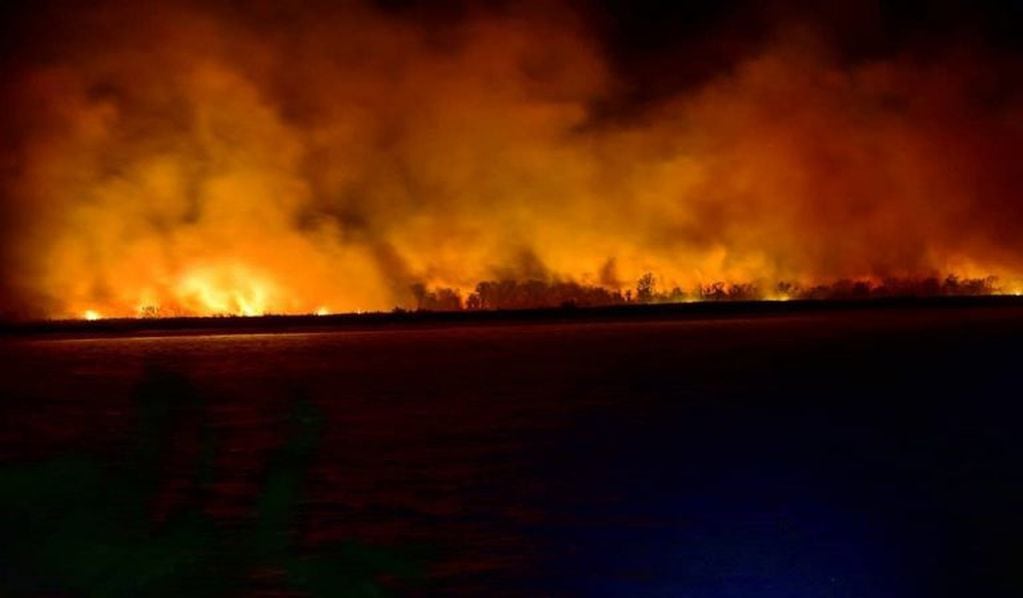 Incendios en las islas del Delta del Paraná frente a San Lorenzo. (@joaquinnrm)