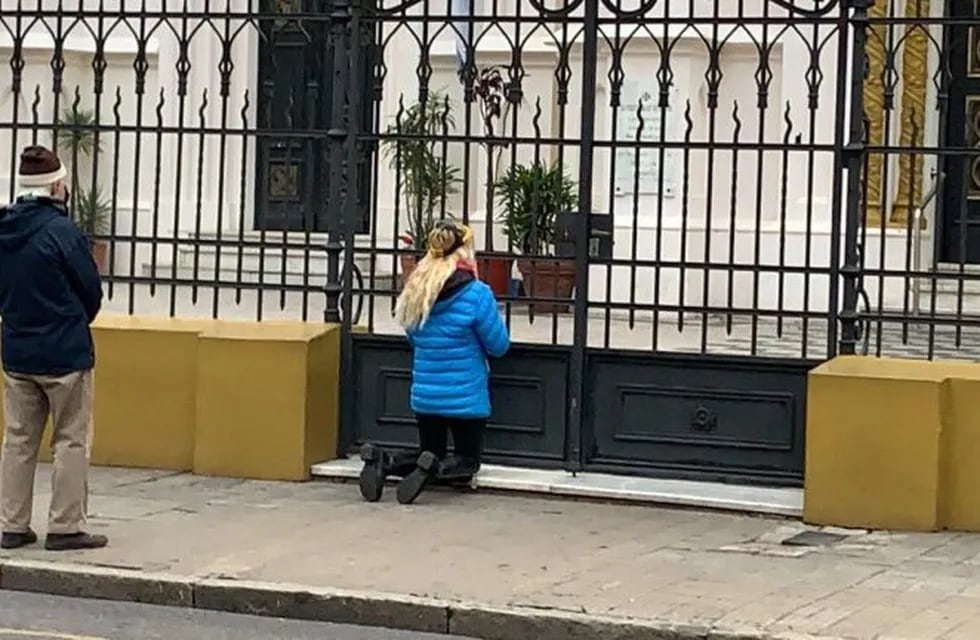 En Rosario la iglesia de San Cayetano amaneció cerrada y los fieles le rinden culto al santo patrono del trabajo desde la vereda. (@gbelluati)