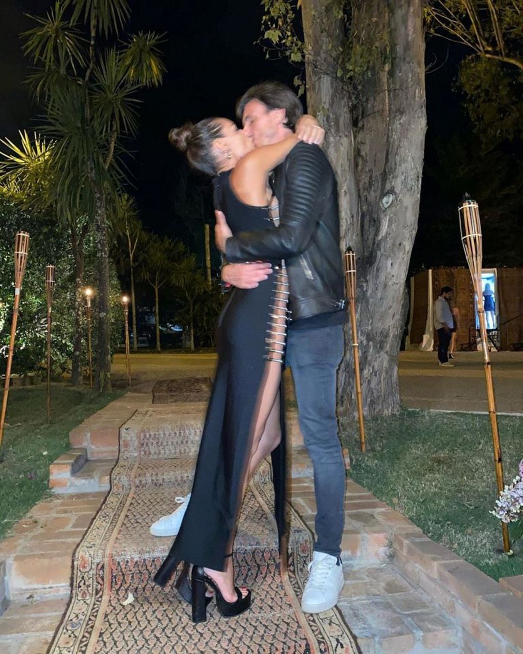 Pampita Ardohain compartió una postal en la que se la ve besando a Roberto García Moritán en Punta del Este  (Foto: Instagram/ @pampitaoficial)