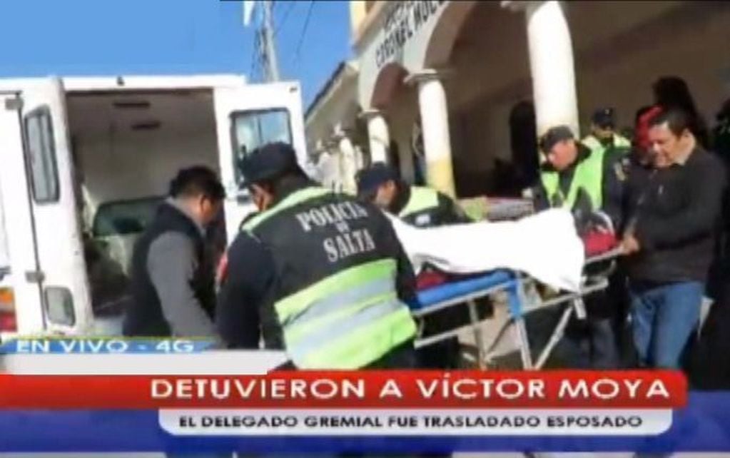 Rita Carreras llevada en camilla al hospital. (Web)
