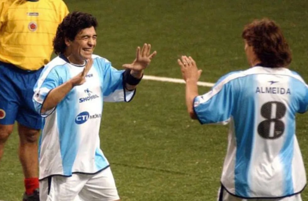 Matías Almeyda y Diego Maradona en la cancha.