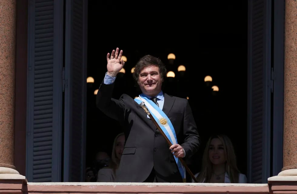 El recién juramentado presidente de Argentina, Javier Milei, saluda a sus partidarios desde el balcón de la casa de gobierno en Buenos Aires, Argentina, el domingo 10 de diciembre de 2023. (AP Foto/Matilde Campodonico)