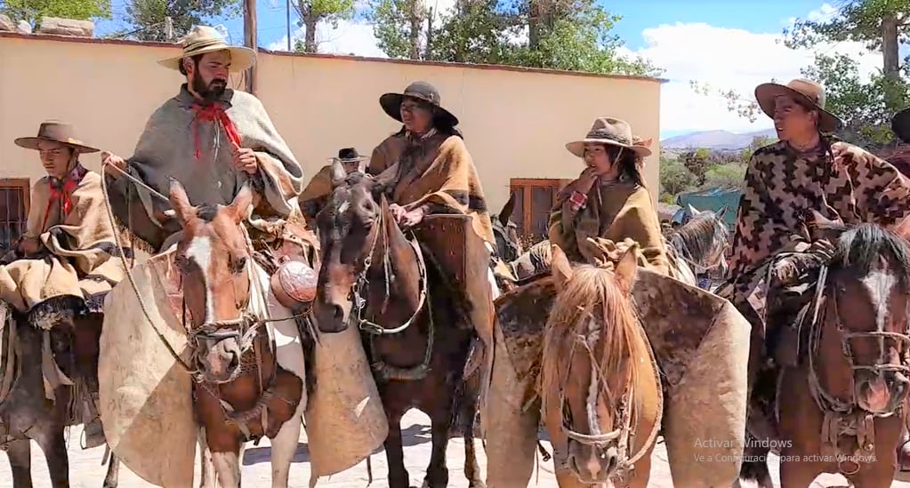 Gauchos y paisanas de diferentes edades forman parte de la Marcha Evocativa Patriótica a caballo "General Manuel Eduardo Arias" que llegó a Humahuaca.