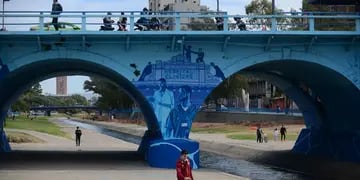 Mural murales en costanera bajo el puente Avellaneda