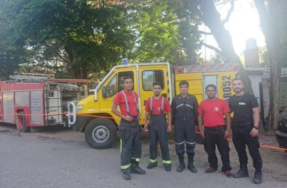Los bomberos que rescataron a la turista en El Salto de la Moneda.