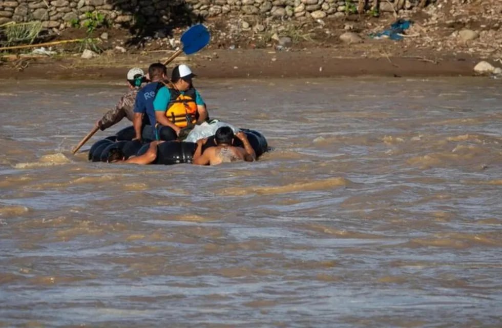 Cuatro personas oriundas de Córdoba intentaron cruzar el río en una precaria embarcación. Una de ellas se ahogó.