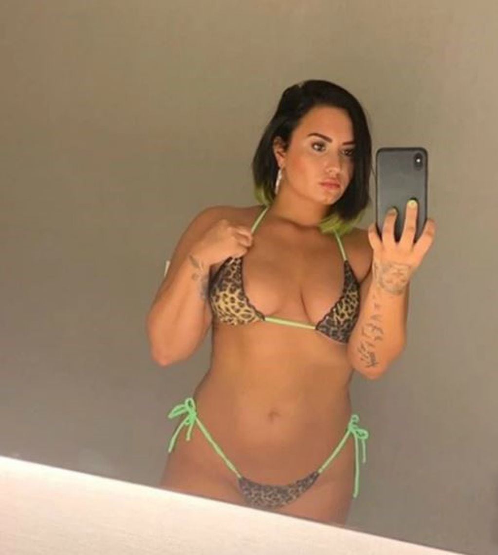 Demi Lovato compartió en su cuenta oficial de Instagram un par de fotografías donde lució su figura en bikini y sin retoque digital.