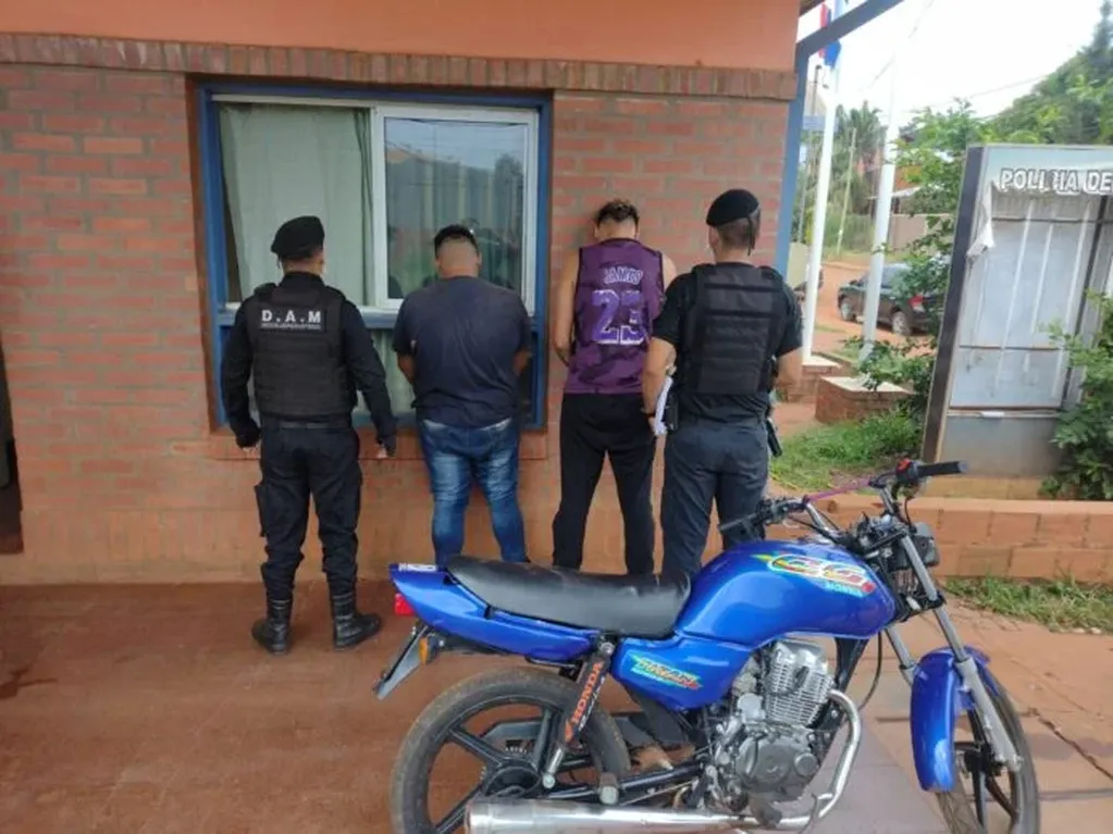 Terminaron detenidos tras intentar robar una motocicleta.