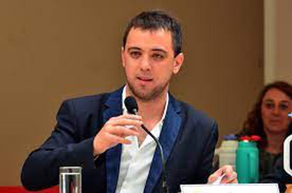 Facundo Montecino Odarda, legislador rionegrino que presentó el proyecto, tomando la posta malvinizadora.
