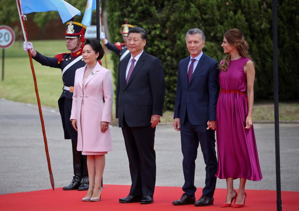 Macri y la primera dama Juliana Awada le dieron la bienvenida a Xi y a su esposa, Peng Liyuan (EFE/Juan Ignacio Roncoroni)