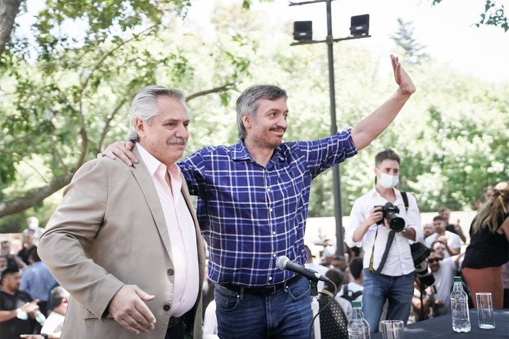 El presidente Alberto Fernández junto a Máximo Kirchner, que es el presidente del PJ Bonaerense. 