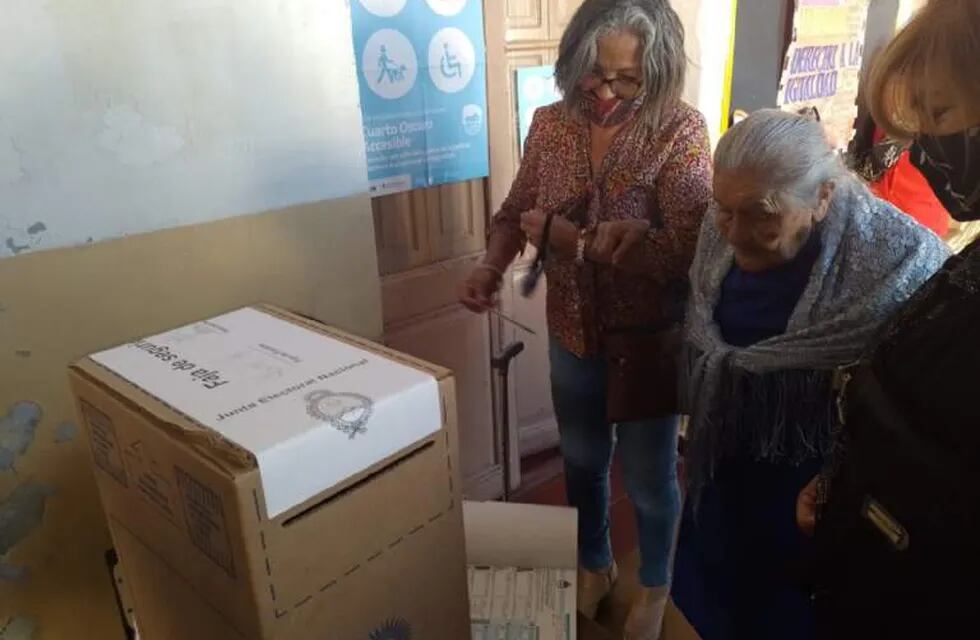 Marcelina Tobar, la señora de 101 años que se presentó a votar - La Popular