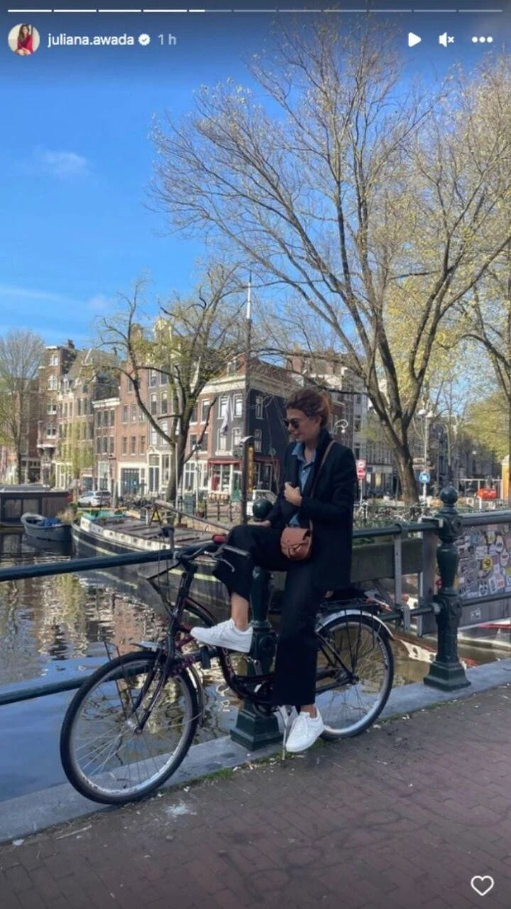 Juliana Awada y su 'look' elegido para turistear en Ámsterdam.