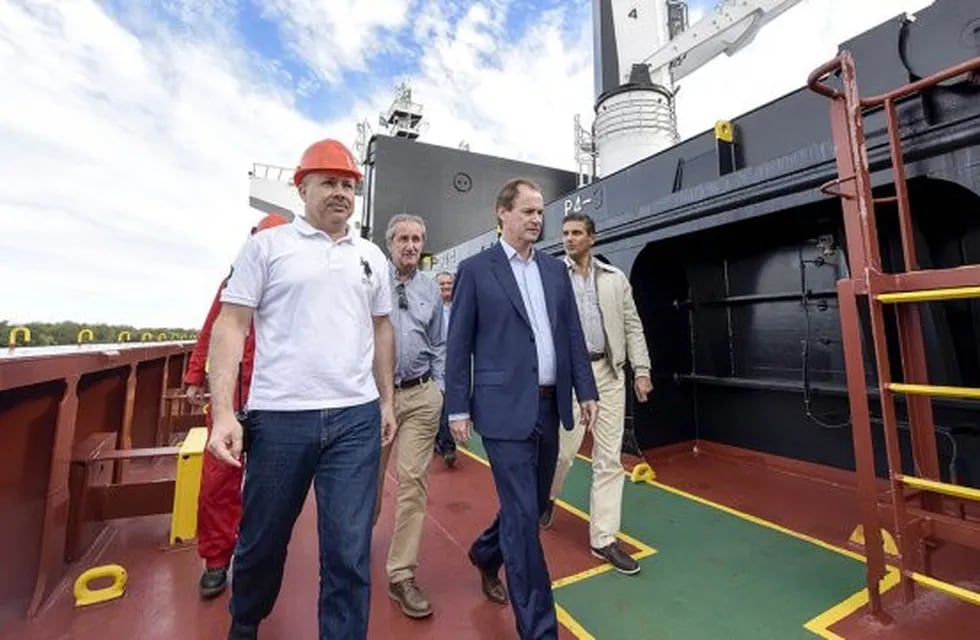 Bordet visitó el buque de ultramar que llevará el arroz hasta Irak.