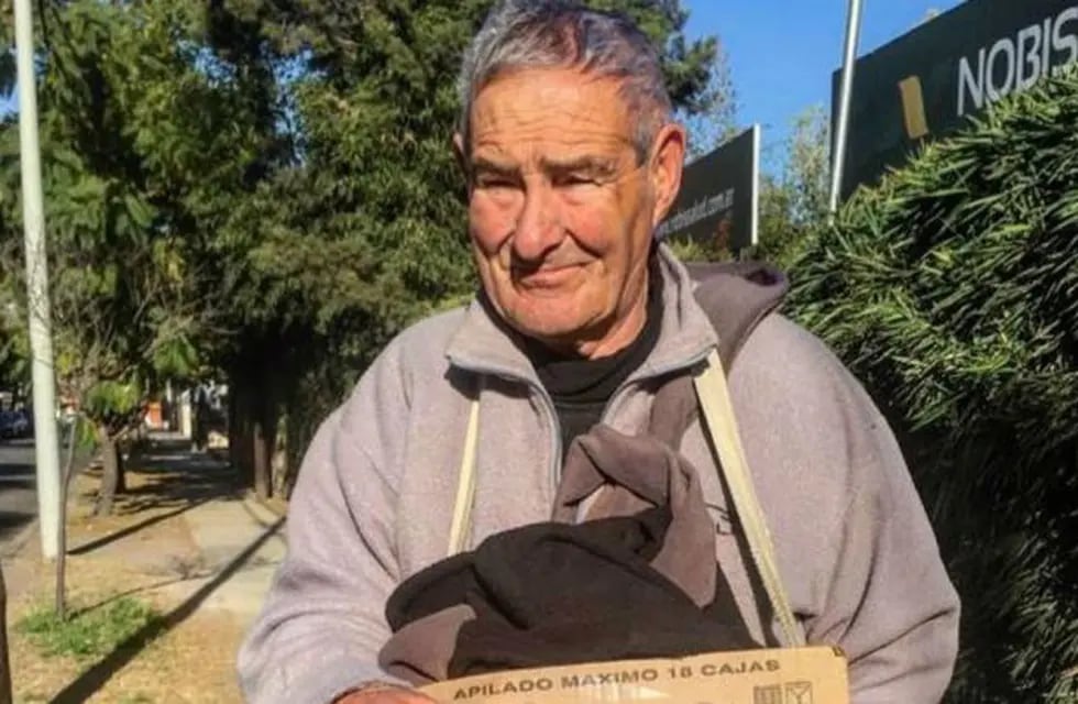 Juan Manuel, el vendedor ambulante de la avenida Gauss que tiene una gran historia de vida. (Facebook Creatividad a la Gorra)