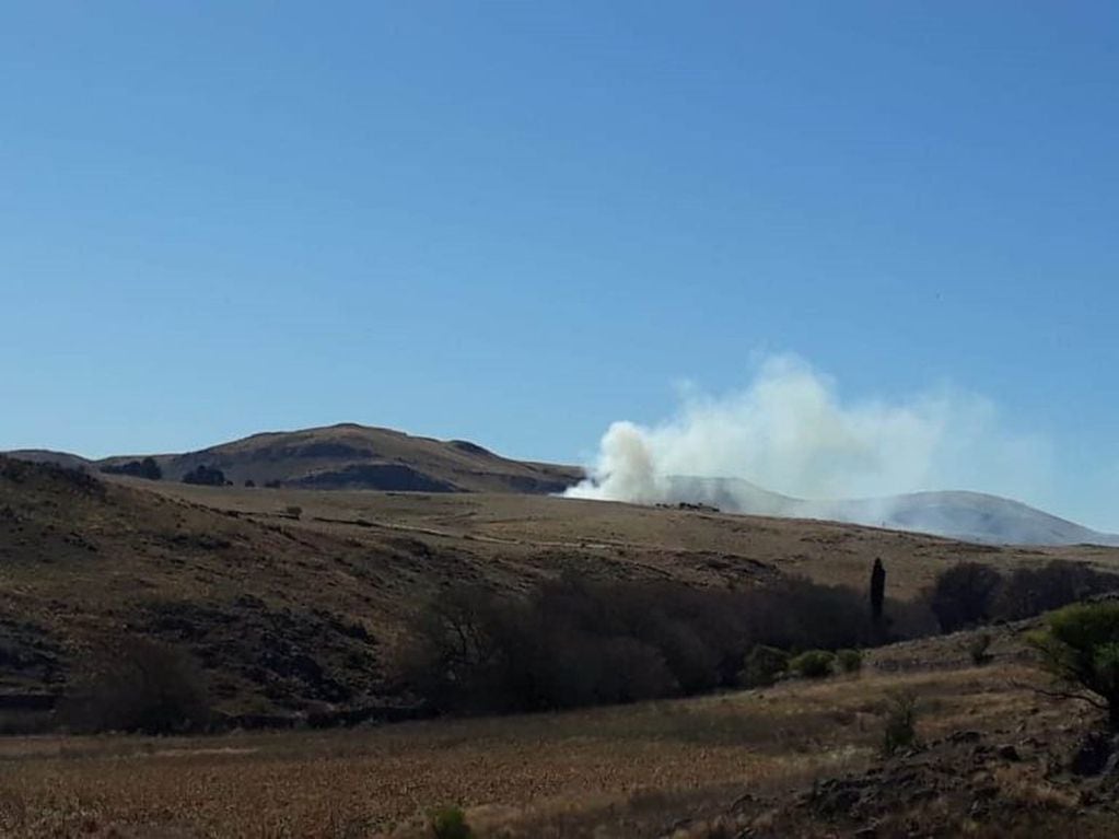 Incendio forestal en zona de Tiu Pujio. (Foto: Facebook / Bomberos Voluntarios La Cumbre).