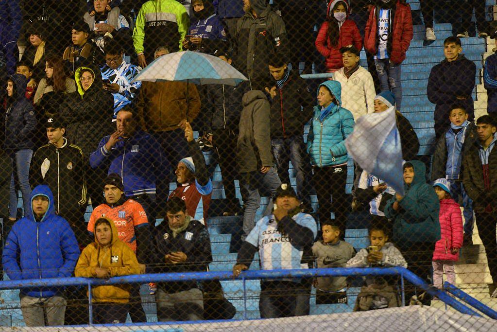 La lluvia no impidió el festejo de los hinchas de Racing en el triunfo ante Unión de Sunchales. Foto Javier Ferreyra