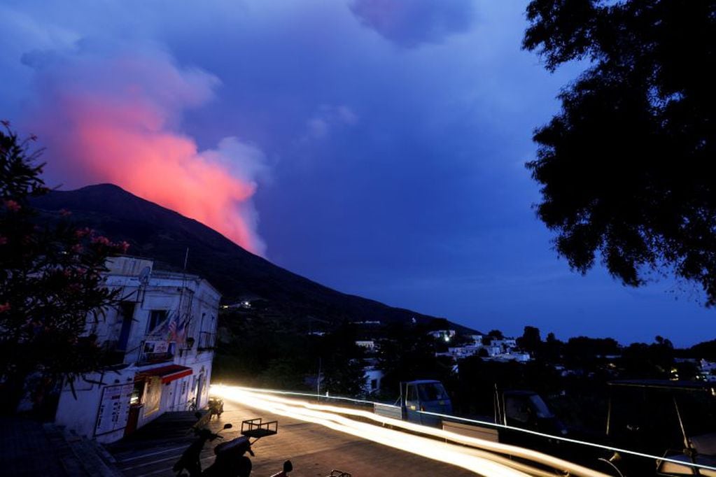 El volcán italiano Stromboli, ubicado en la isla más famosa del archipiélago de las Eolias, frente a las costas de Sicilia, entró en erupción el miércoles.