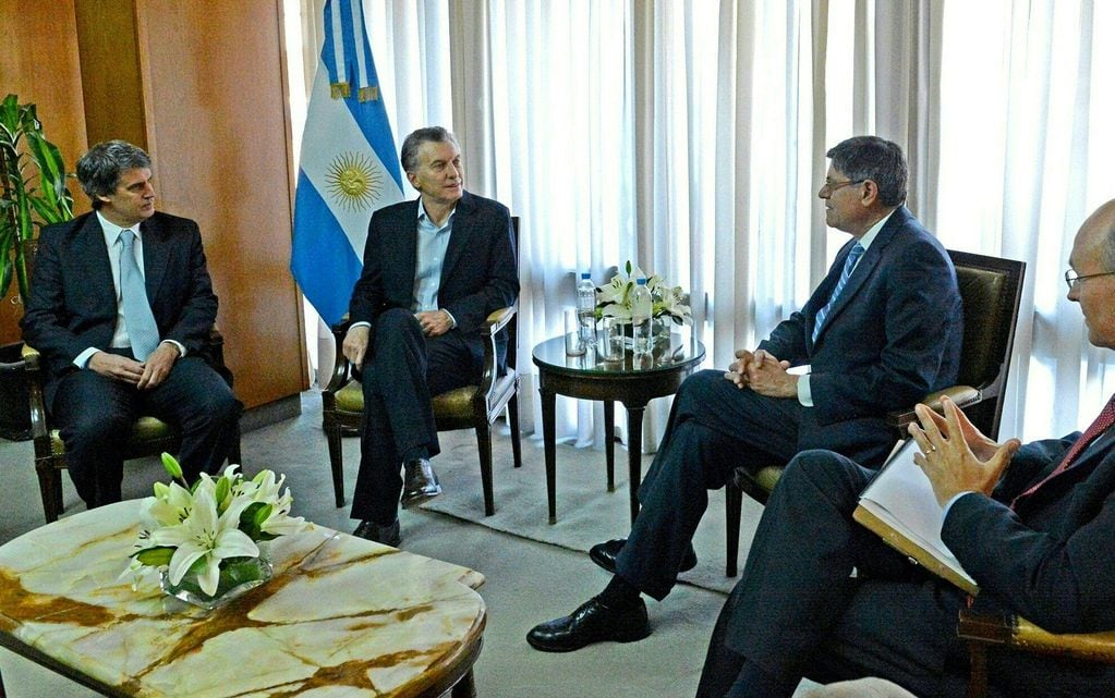 Argentine President Mauricio Macri (2nd L) US Treasury Secretary Jack Lew (2nd R) and Argentine Economy Minister Alfonso Prat-Gay take part in a meeting in the military section of the Jorge Newbery airport, in Buenos Aires on September 26, 2016. / AFP PHOTO / PRESIDENCIA ARGENTINA / HO / RESTRICTED TO EDITORIAL USE - MANDATORY CREDIT 