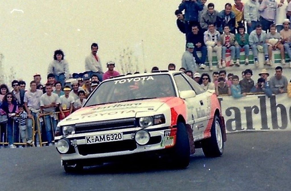 El español Carlos Sainz (Toyota), en acción en el Rally El Corte Inglés -después llamado Islas Canarias- en 1989, en la quinta y última de sus victorias en esa competencia. Este fue el primer evento de Sainz, navegado por Luis Moya, como piloto oficial de Toyota.