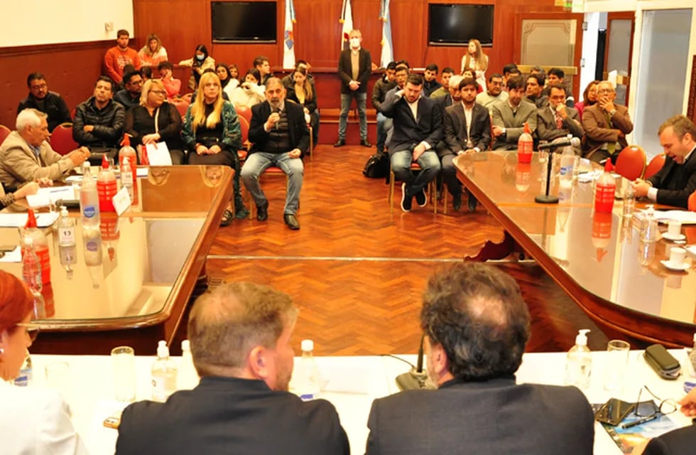 El intendente Raúl Jorge participó junto a otros jefes comunales, de la reunión convocada por la Comisión de Asuntos Institucionales de la Legislatura, para opinar sobre la reforma parcial de la Constitución Provincial.