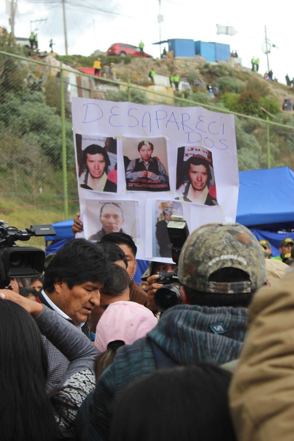 El presidente de Bolivia, Evo Morales (i), visita uno de los campamentos de acogida para quienes perdieron sus casas, este domingo, en La Paz (Bolivia). EFE/ Luis Ángel Reglero