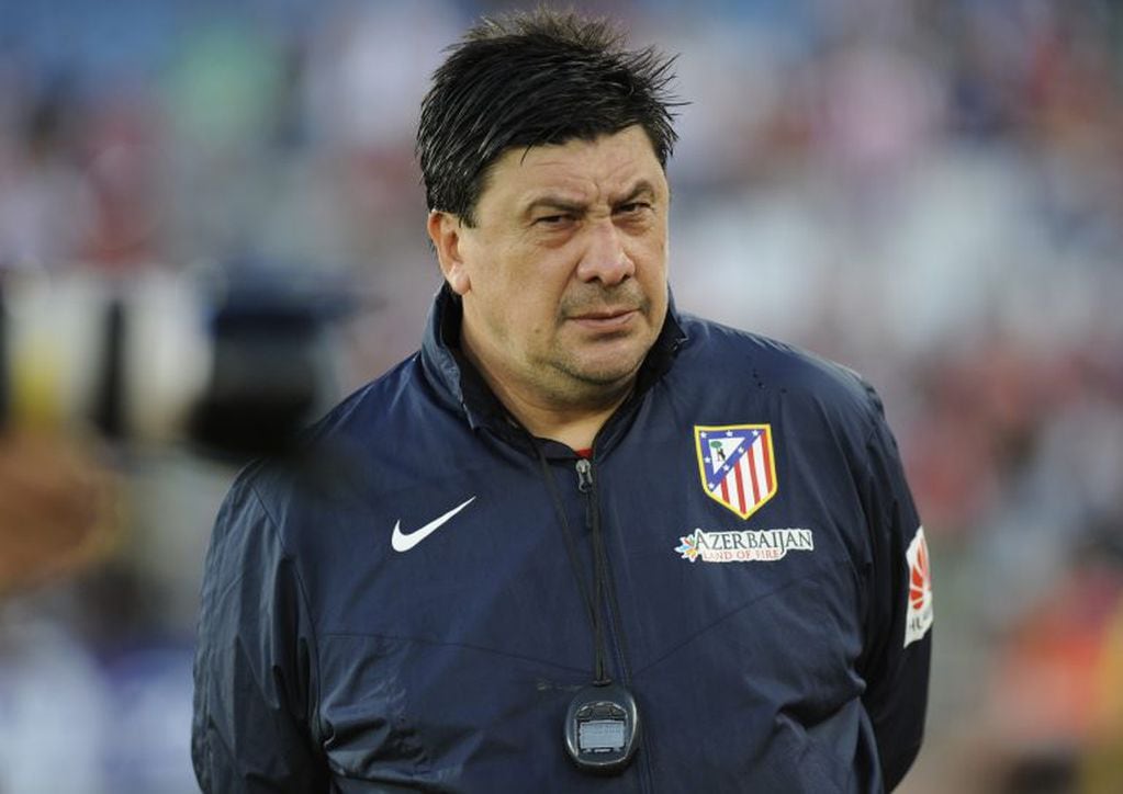 Atletico Madrid's Argentinian coach assistant German Burgos looks on the Spanish league football match UD Almeria vs Club Atletico de Madrid at the Juegos Mediterraneos stadium in Almeria on September 24, 2014\u002E Atletico won 1-0\u002E    AFP PHOTO/ GOGO LOBATO españa german burgos futbol campeoanto español liga españa futbol futbolistas almeria atletico madrdi