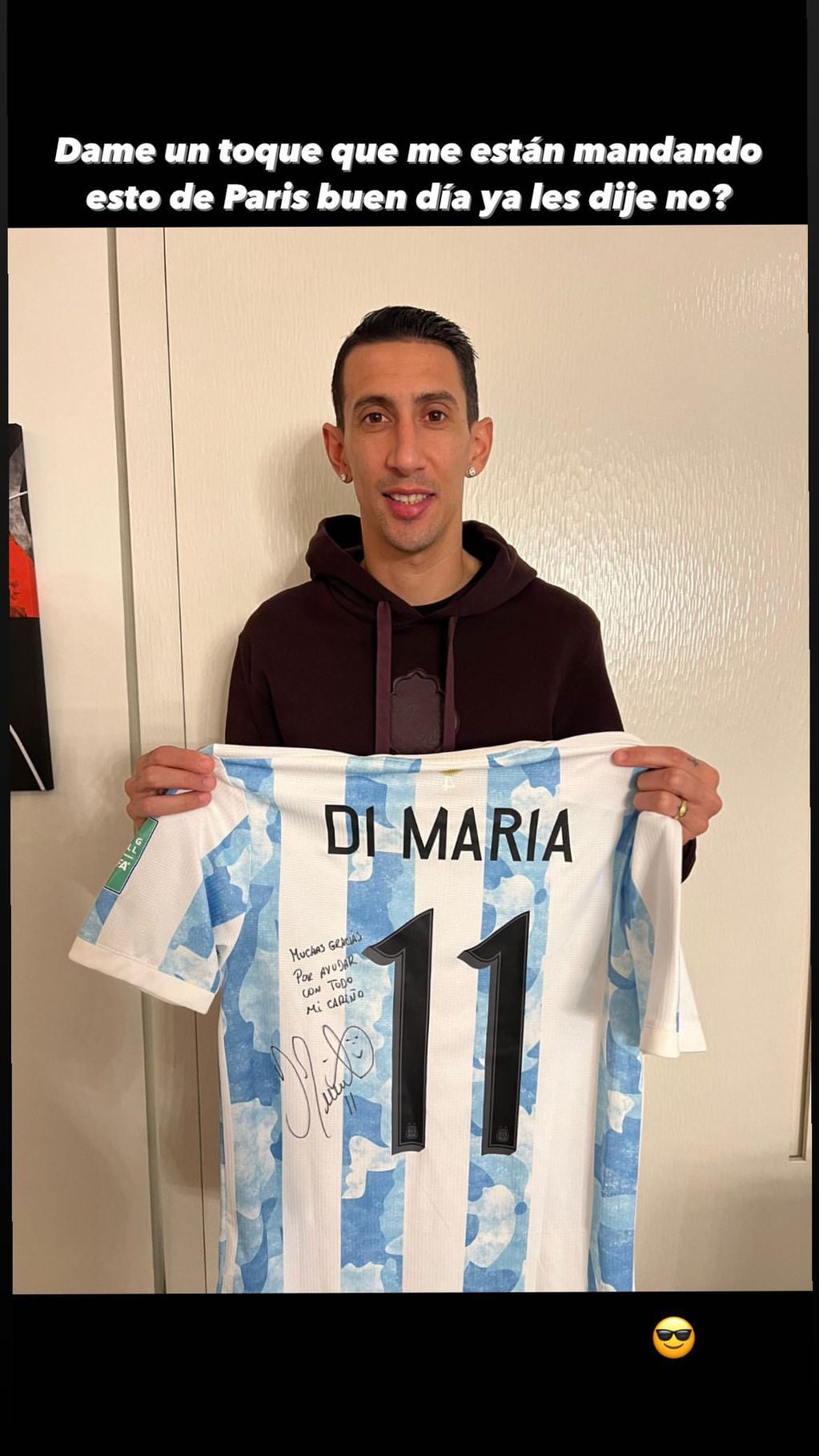 Ángel Di María donó su camiseta con un fin solidario. (@santimaratea)