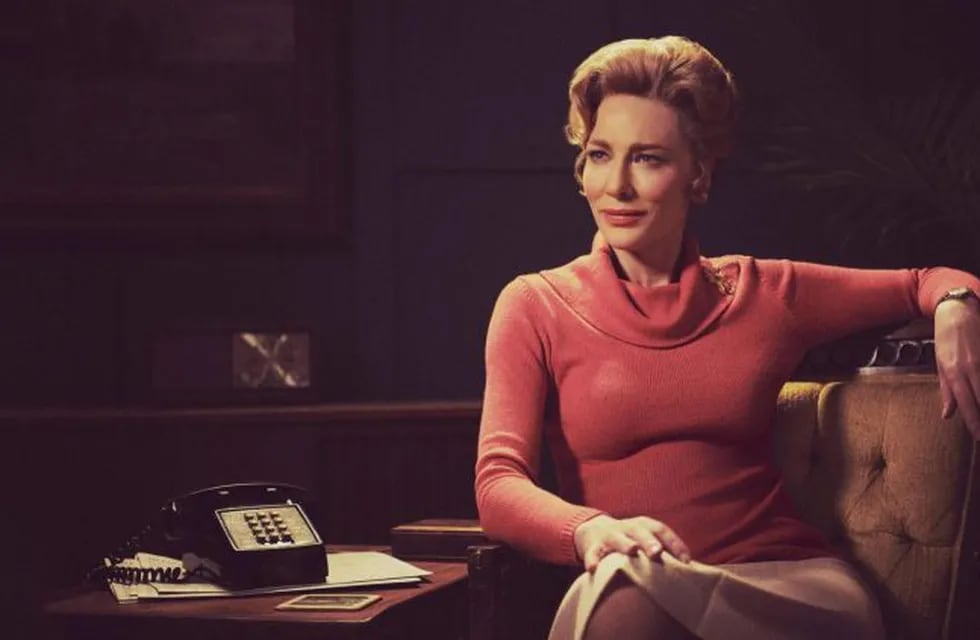 Cate Blanchett interpreta a una adinerada ama de casa con fuertes aspiraciones políticas.
