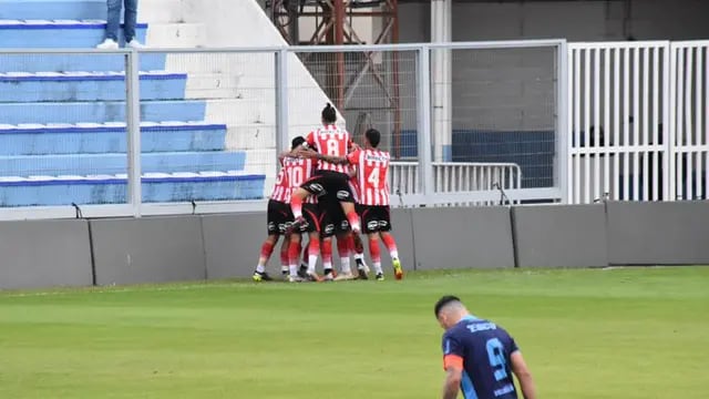 Todo Instituto abraza a Mazur luego del gol que le dio el triunfo ante Atlético en Rafaela