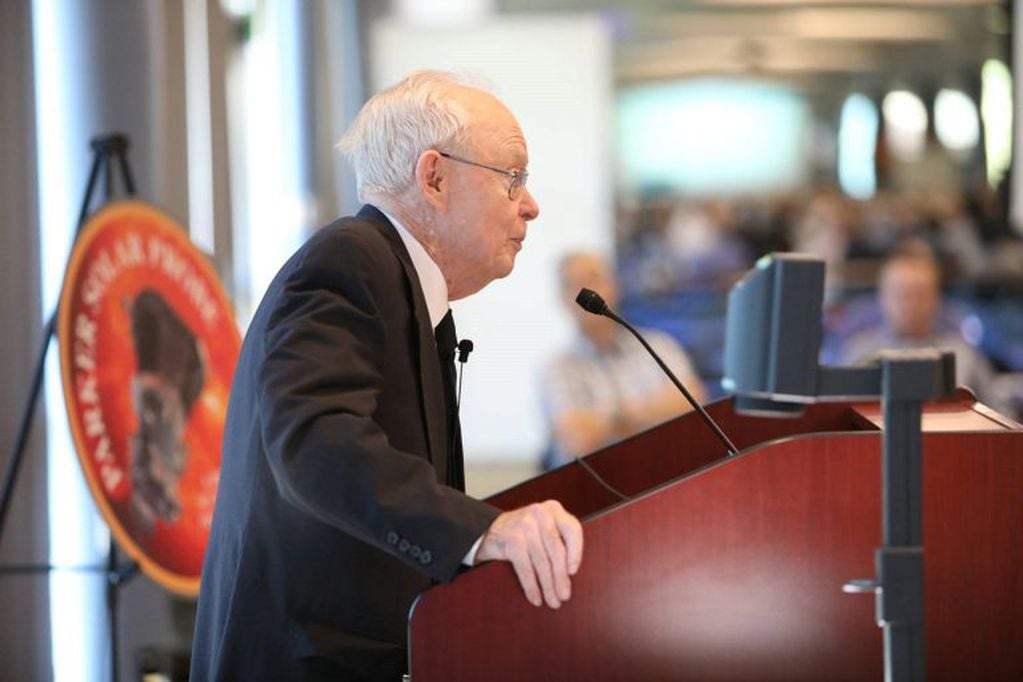 Eugene Parker, científico de 91 años, referente de estudios del Sol. Como reconocimiento en vida, la NASA bautizó con su nombre a la sonda de exploración del astro rey, lanzada ayer.