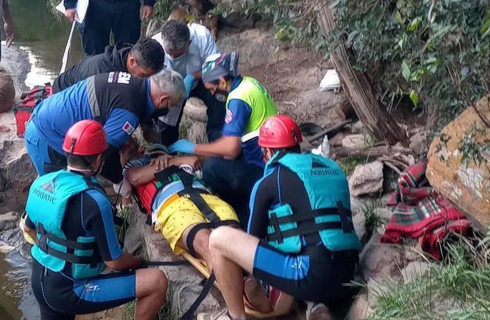 Hombre herido tras caer de unos siete metros de altura en Cuesta Blanca. (Foto: Facebook / Bomberos Icho Cruz).