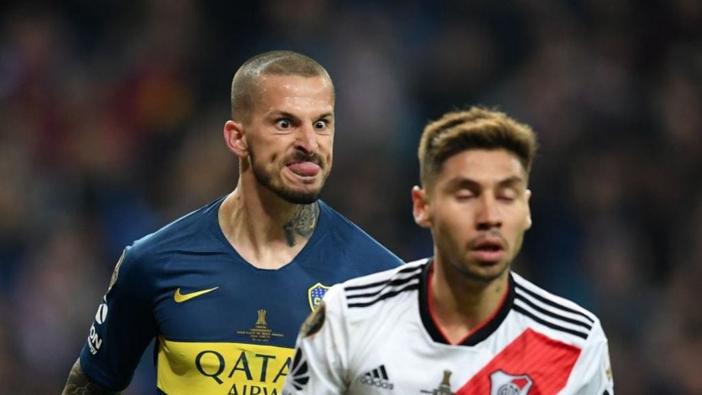 Benedetto le saca la lengua a Montiel durante la final de la Copa Libertadores en Madrid