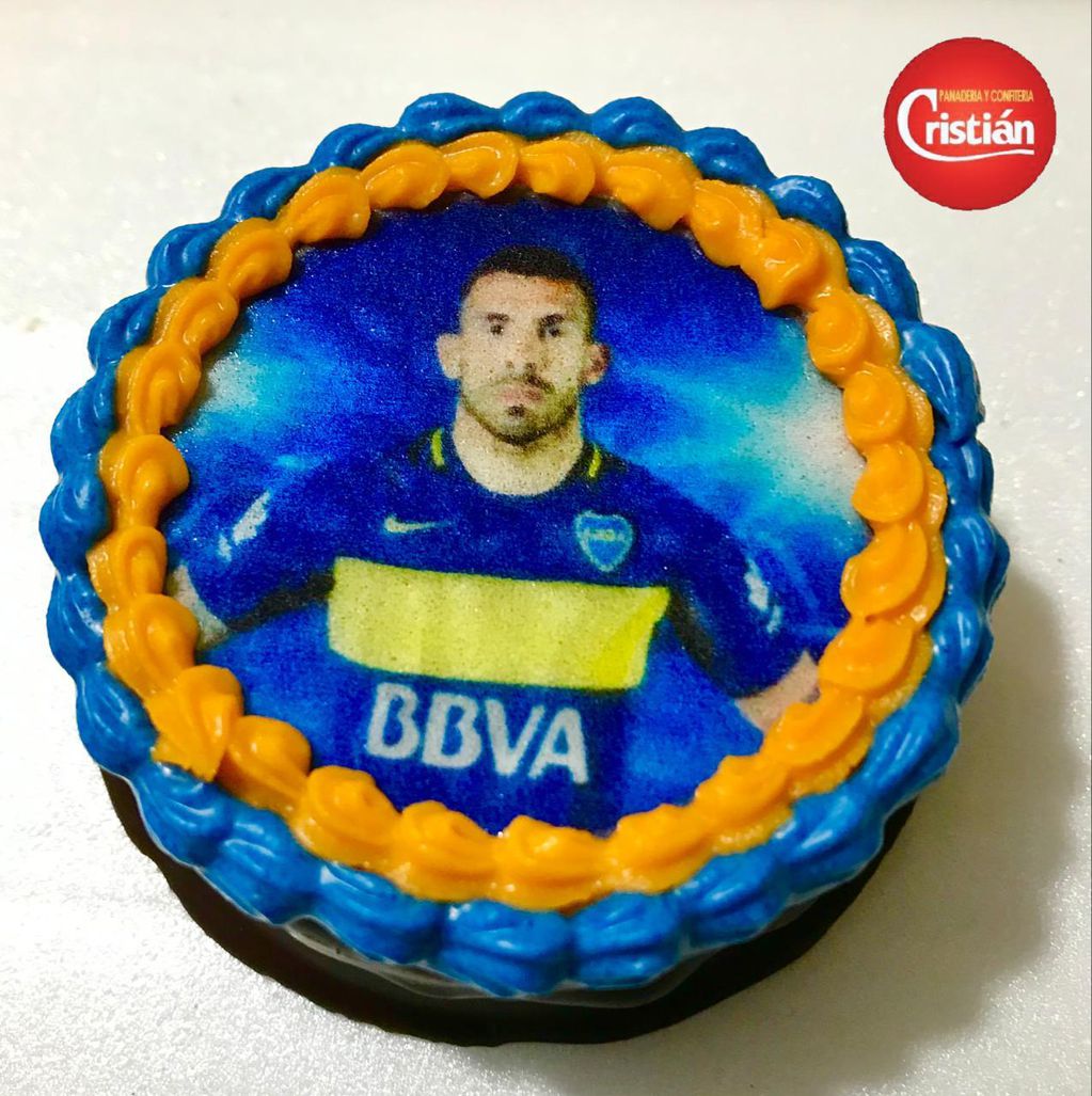 Como el Dibu, Carlos Tévez se llevó sus alfajores personalizados.