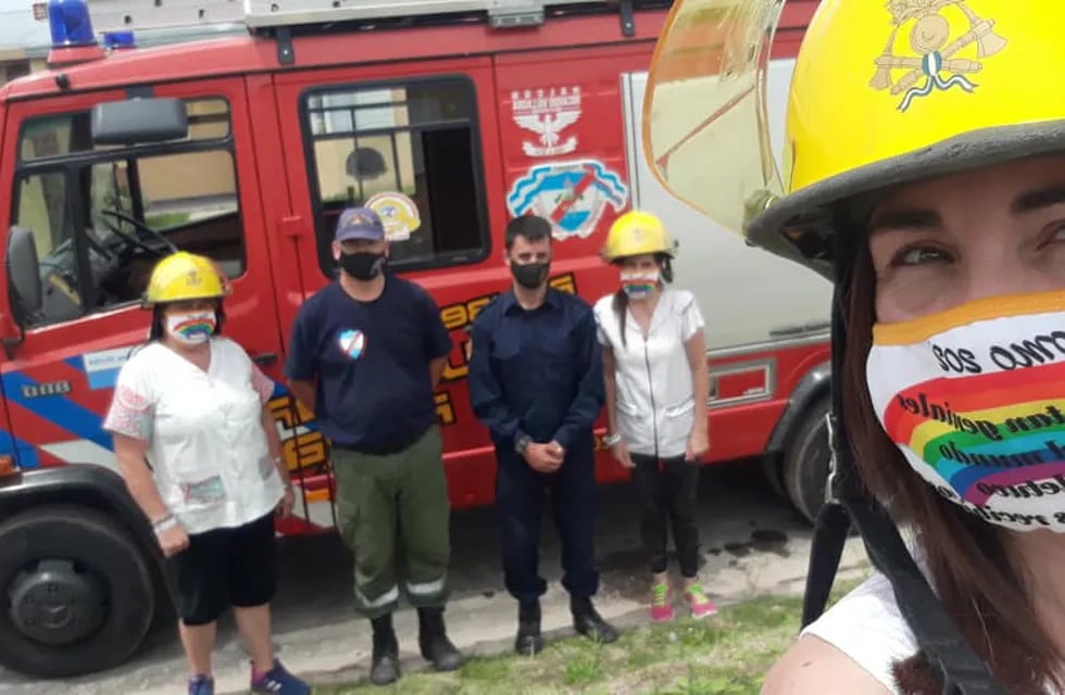 Alumnos de 6to grado de la Escuela Héroes de Malvinas fueron agasajados por sus docentes con ayuda de los Bomberos Voluntarios de Paraná
