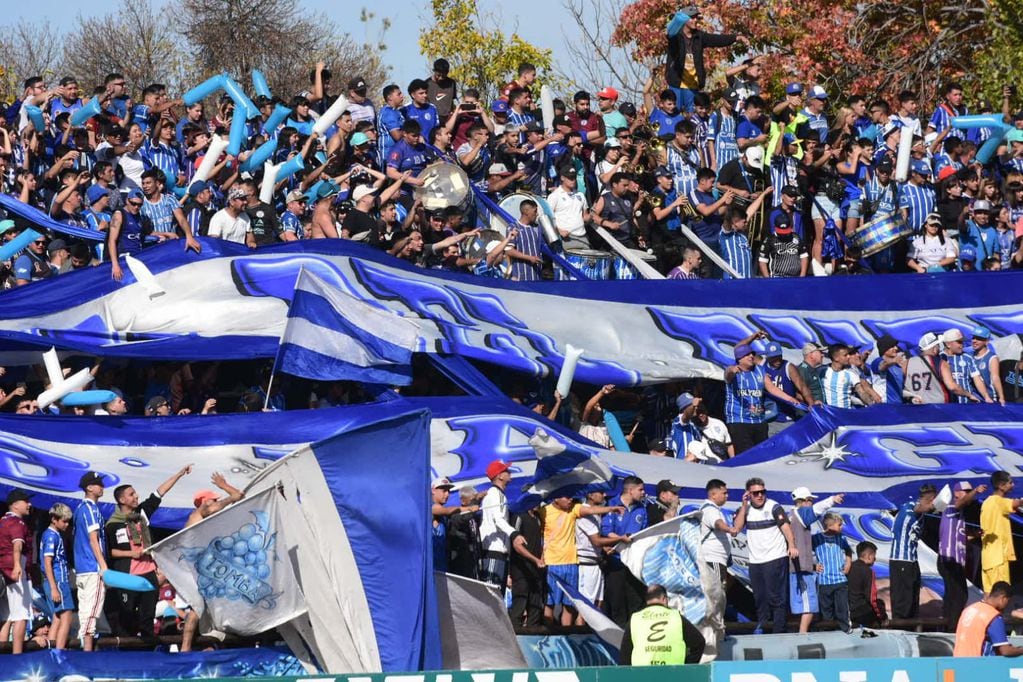 La gente de Godoy Cruz copó el estadio Victor Legrotaglie. Más de 10 mil personas. / Mariana Villa (Los Andes).