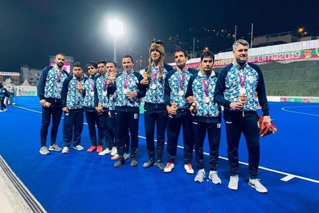 "Los Murciélagos" recibieron sus medallas de plata tras salir subcampeones de la competencia.