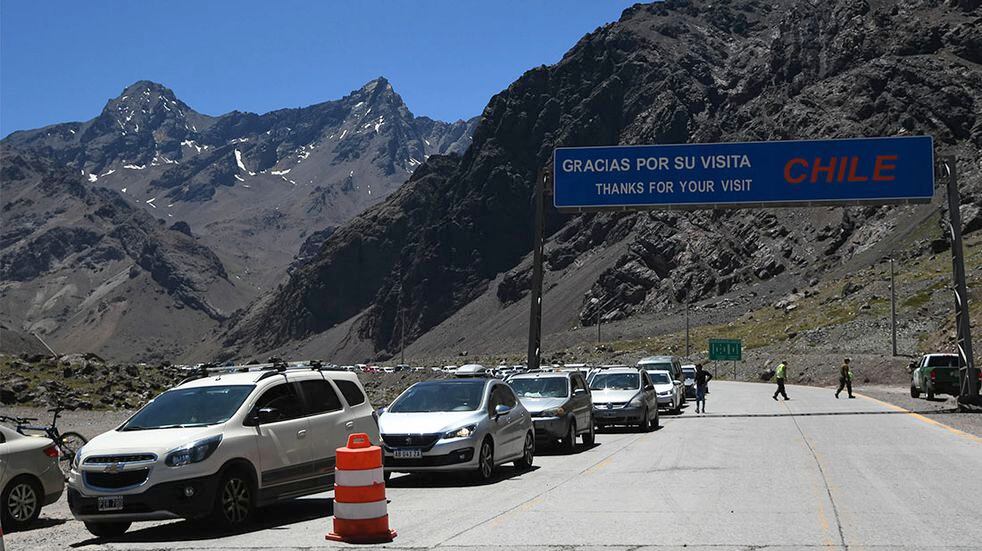 Por un brote de casos de Covid-19 entr sus trabajadores, del lado chileno decidieron suspender el tránsito de turistas por el Paso Cristo Redentor. Foto Jose Gutierrez / Los Andes