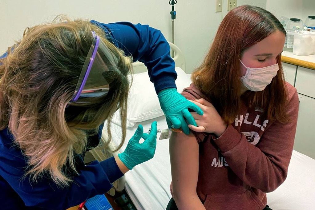 VACUNAS. Argentina todavía no dispone de fórmulas para vacunar a menores de 18 años. (AP)