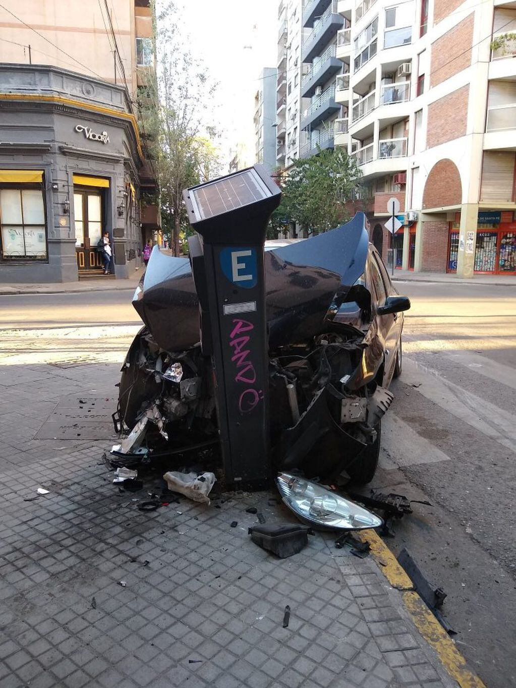 El Peugeot 307 terminó impactando una máquina de estacionamiento medido en la esquina de Roca y San Lorenzo. (@belitaonline)