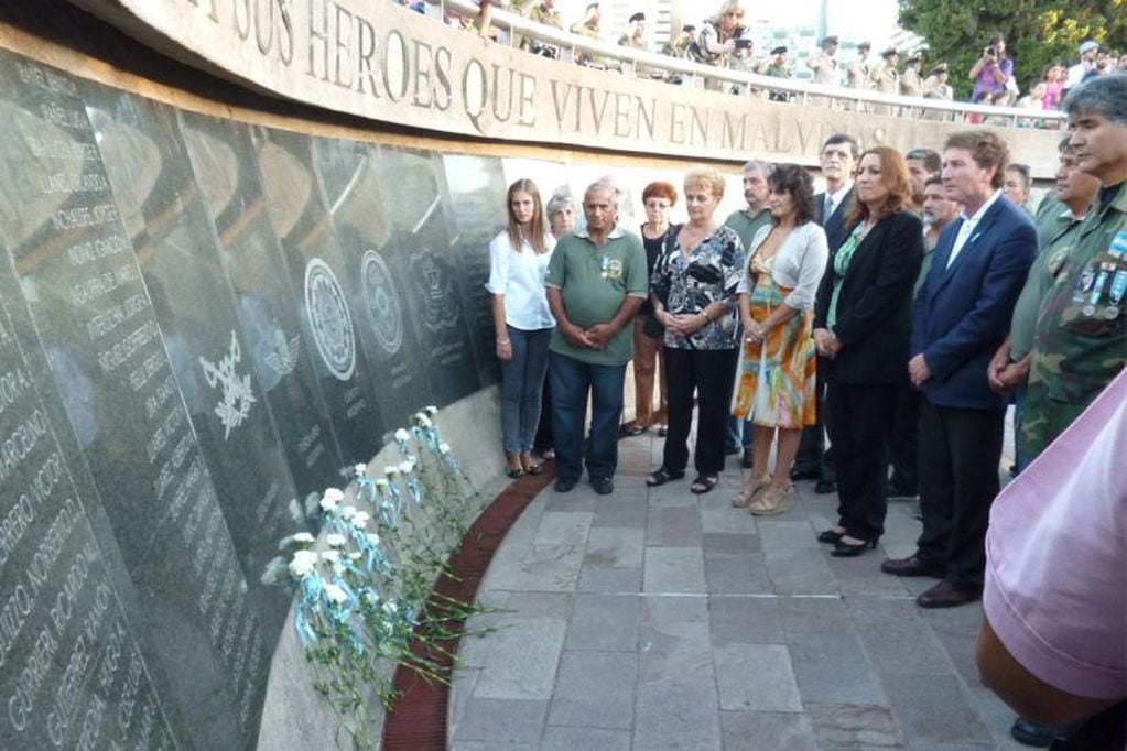Homenaje a los veteranos y caídos en la guerra de Malvinas con un acto en Rosario.