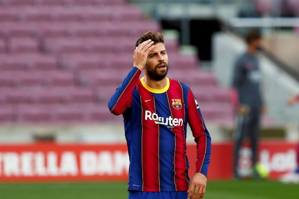 Gerard Pique, quien le había apuntado a la dirigencia del Barcelona antes del Clásico, lamenta otra goleada. (AP Photo/Joan Monfort)