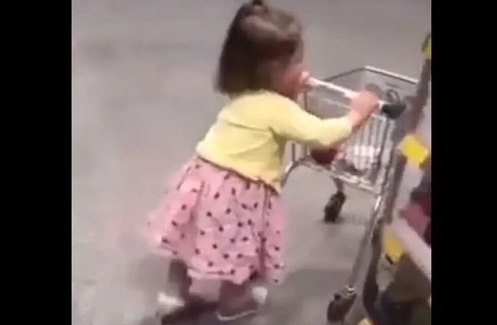 El video viral de la nena comprando en un supermercado