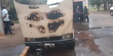 Bomberos sofocaron el incendio de un vehículo en Eldorado