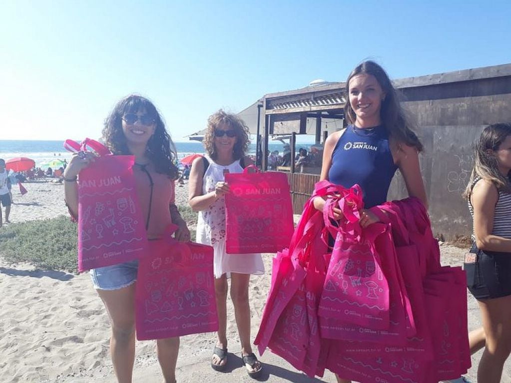 Las promotoras salen a la playa a repartir información sobre San Juan.