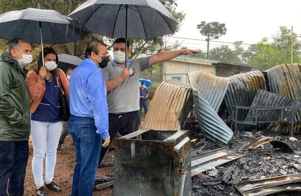 San Antonio: el gobernador Ahuad recorrió la zona de la Escuela Especial N°52 que se incendió totalmente.