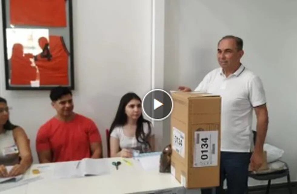 Elecciones 2023: el intendente de Posadas, “Lalo” Stelatto, emitió su voto.