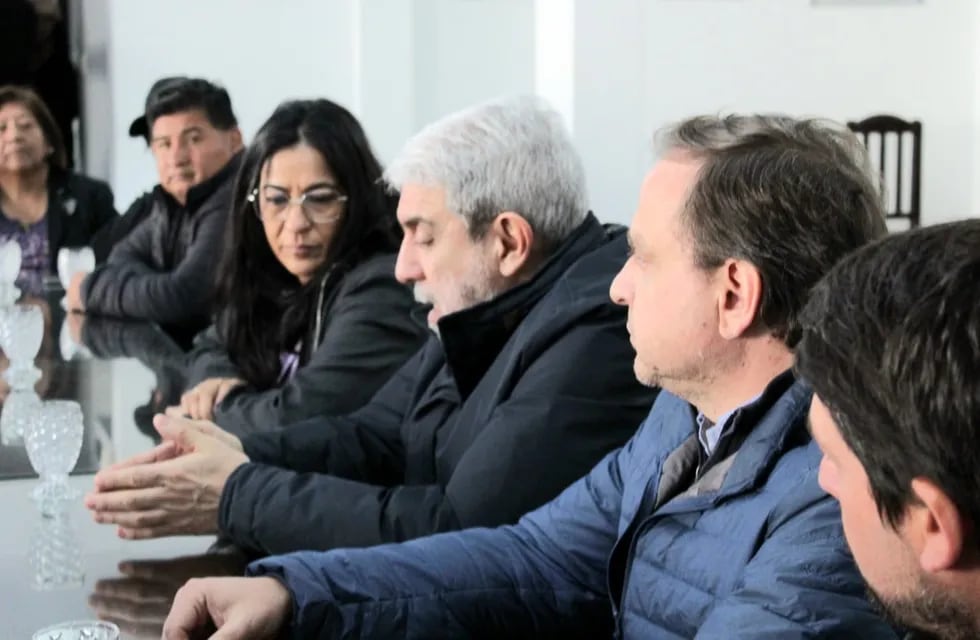 El interventor Aníbal Fernández encabezó la reunión en la sede del PJ Jujuy flanqueado por Carolina Moisés y Guillermo Snopek.