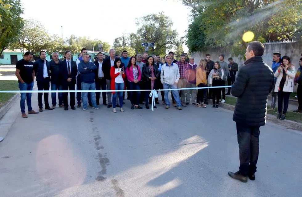 Las obras de asfalto de la Municipalidad se inauguraron este miércoles en barrio Argüello Lourdes.